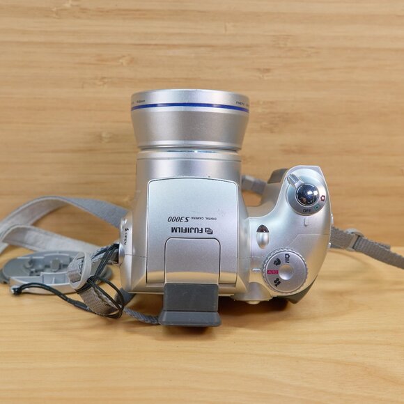 Fujifilm Finepix S3000 3.2MP Digital Camera, with 6x Optical Zoom, Made in Japan - Picture 4 of 9